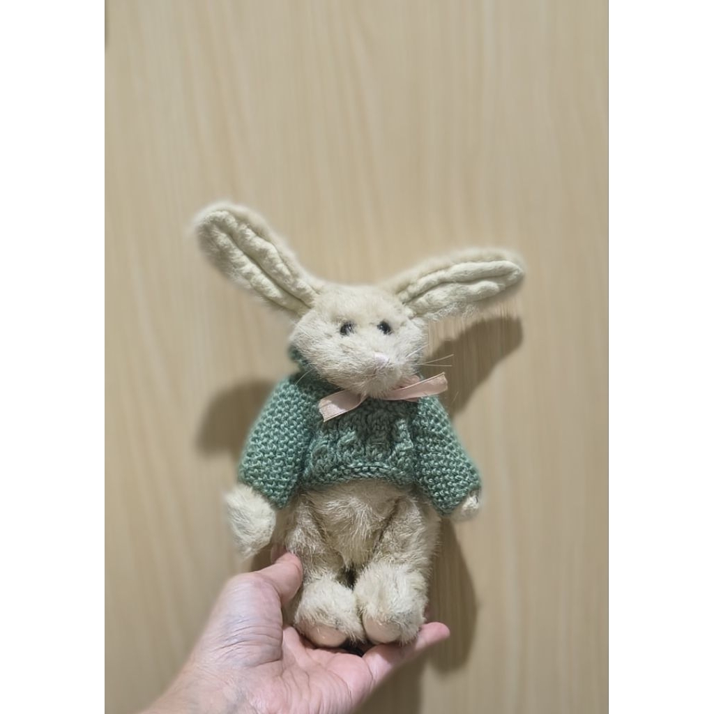 Boneka kelinci rabbit artikulasi bulu jarum kostum rajut brand The Boyds