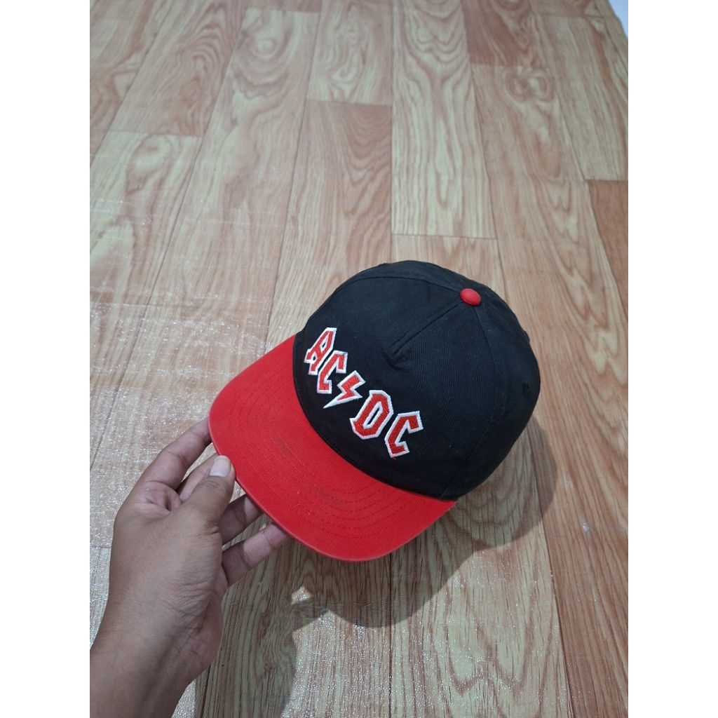 topi acdc