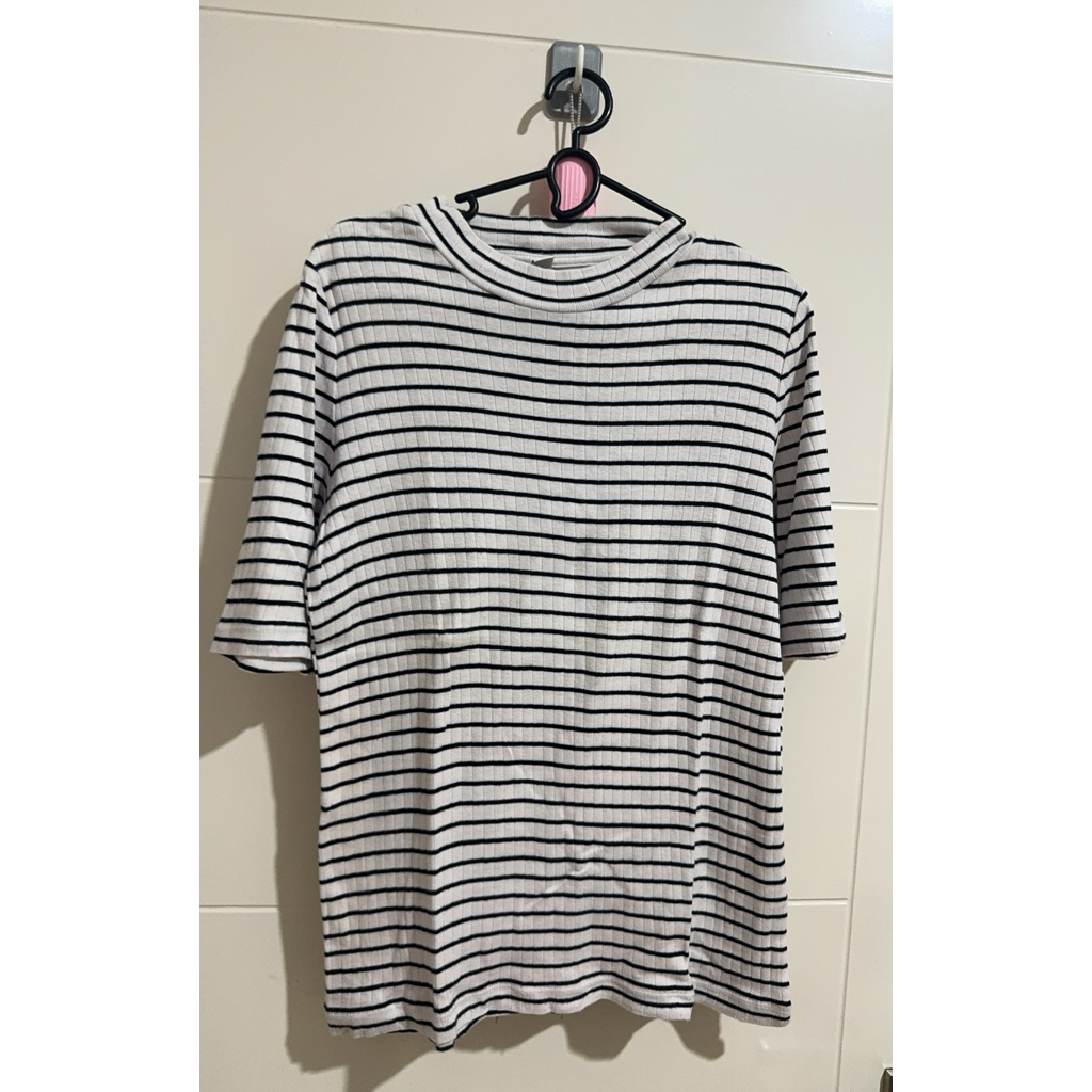 Atasan uniqlo wanita / atasan uniqlo second / kaos uniqlo wanita / kaos uniqlo preloved