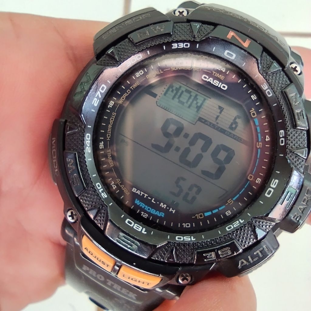 Jam tangan digital Casio Pro Trek PRG-240-1DR
