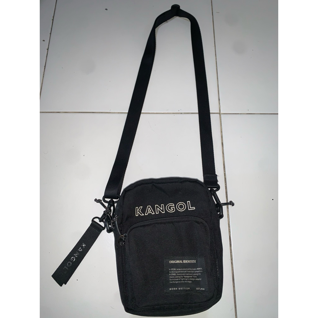 Tas Selempang Kangol Hitam Polos Dengan Tali Panjang Dan Label Original Identity