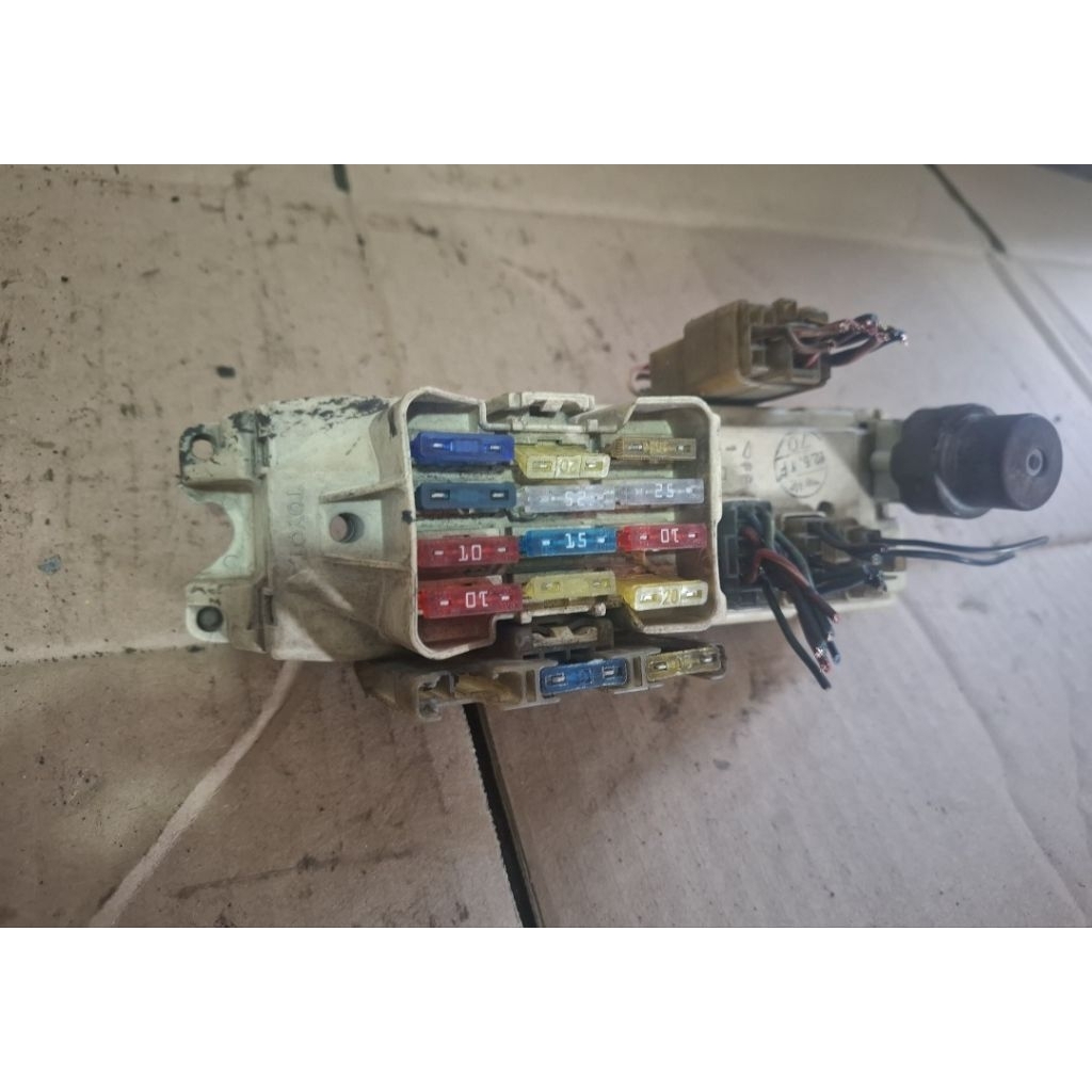 box sikring sekring fuse box bagian interior bawah dashboard corolla twincam 1.3 87 88