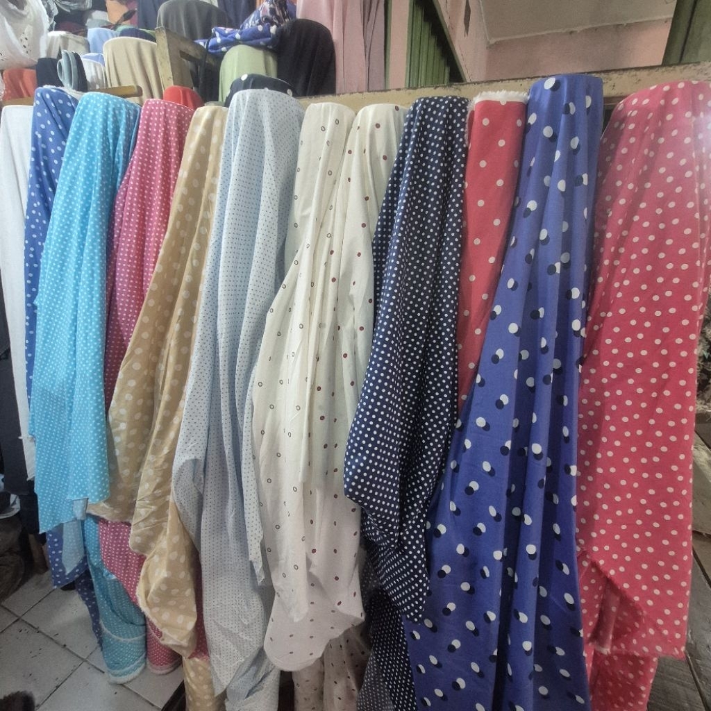 kain katun motif- kain katun poplin motif polkadot sisa garment import-kain katun original