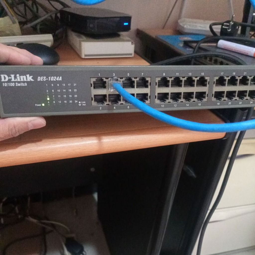 D-Link Des-1024A switch hub