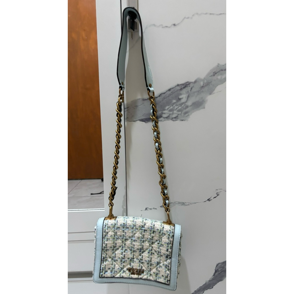 Tas Guess, masih bagus bgt hanya 2-3x pakai sejak baru, cocok untuk ke pesta atau acara