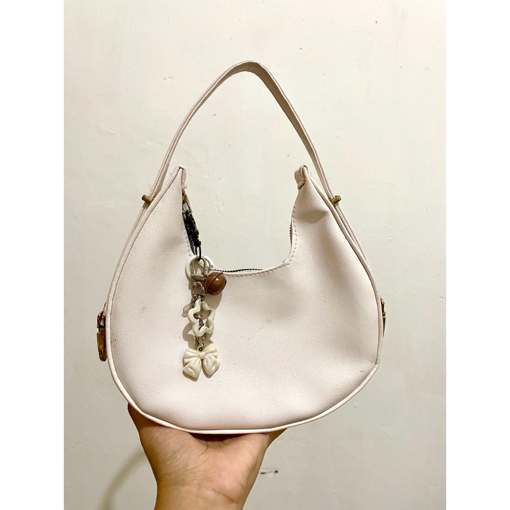 Tas putih kecil + bag charm
