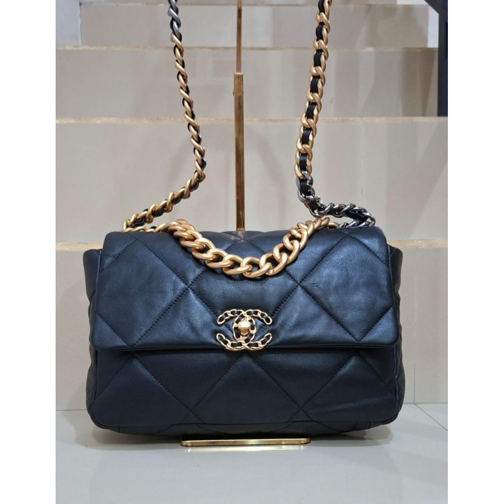 SALE Chanel 19 black