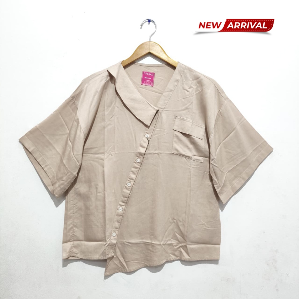 CAESAR LADIES Blouse Wanita Katun Khaki Lengan Pendek Asimetris Collared Neck Regular Fit