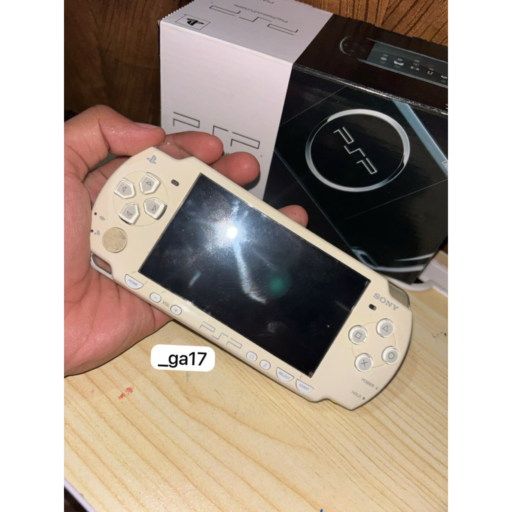 PSP 2000 free memory 32gb, plus game