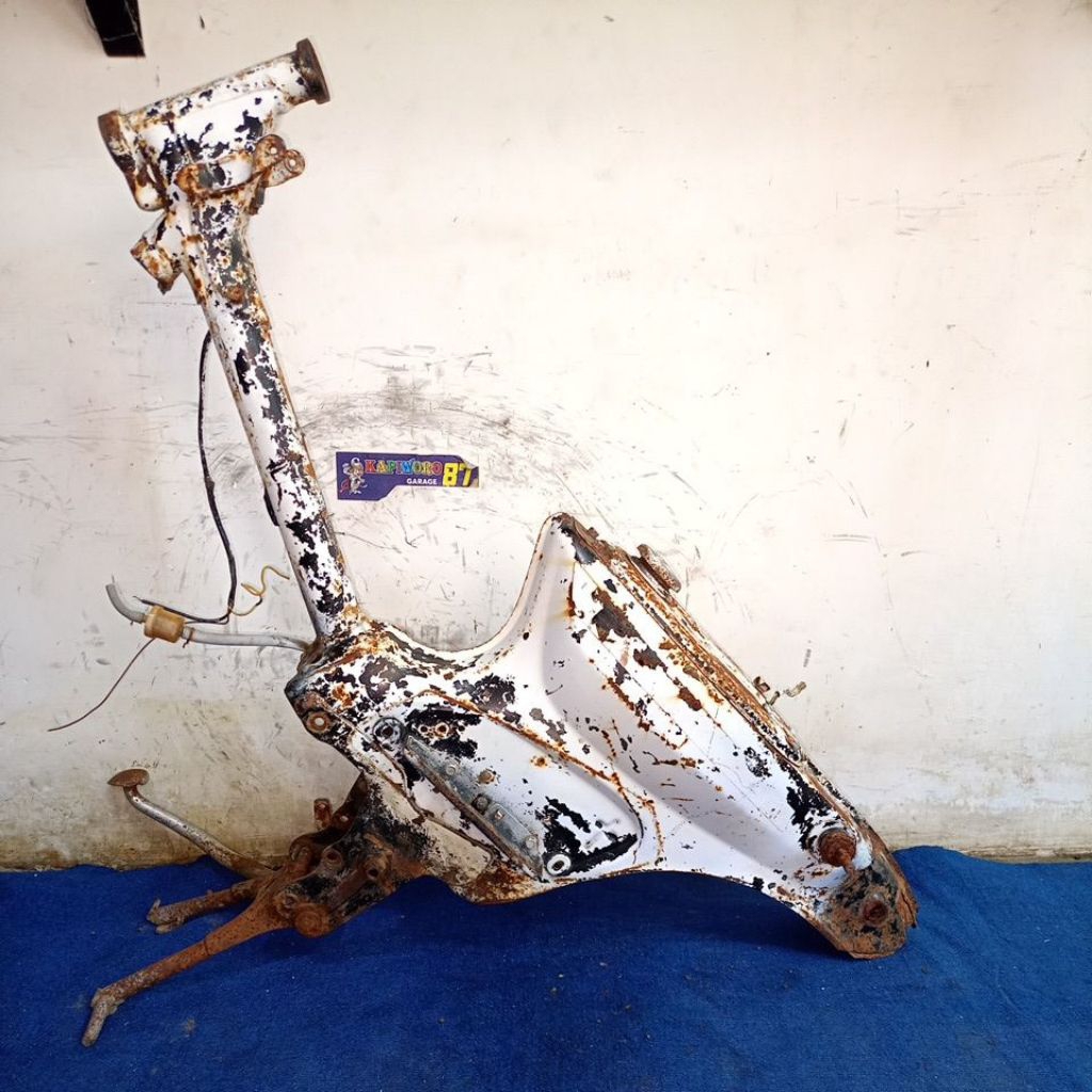 rangka Honda c700 supercup