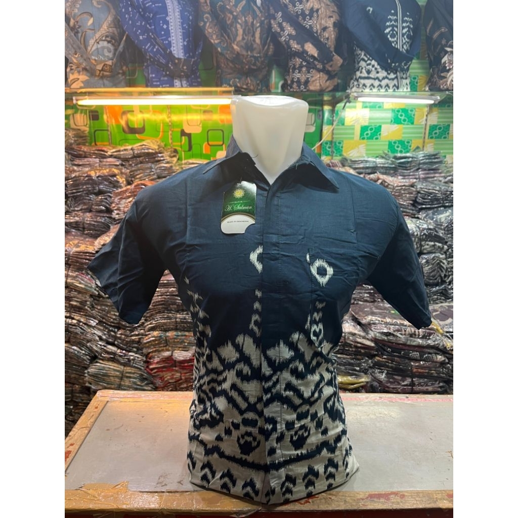 Kemeja batik pria lengan pendek warna biru emerald dan biru dongker