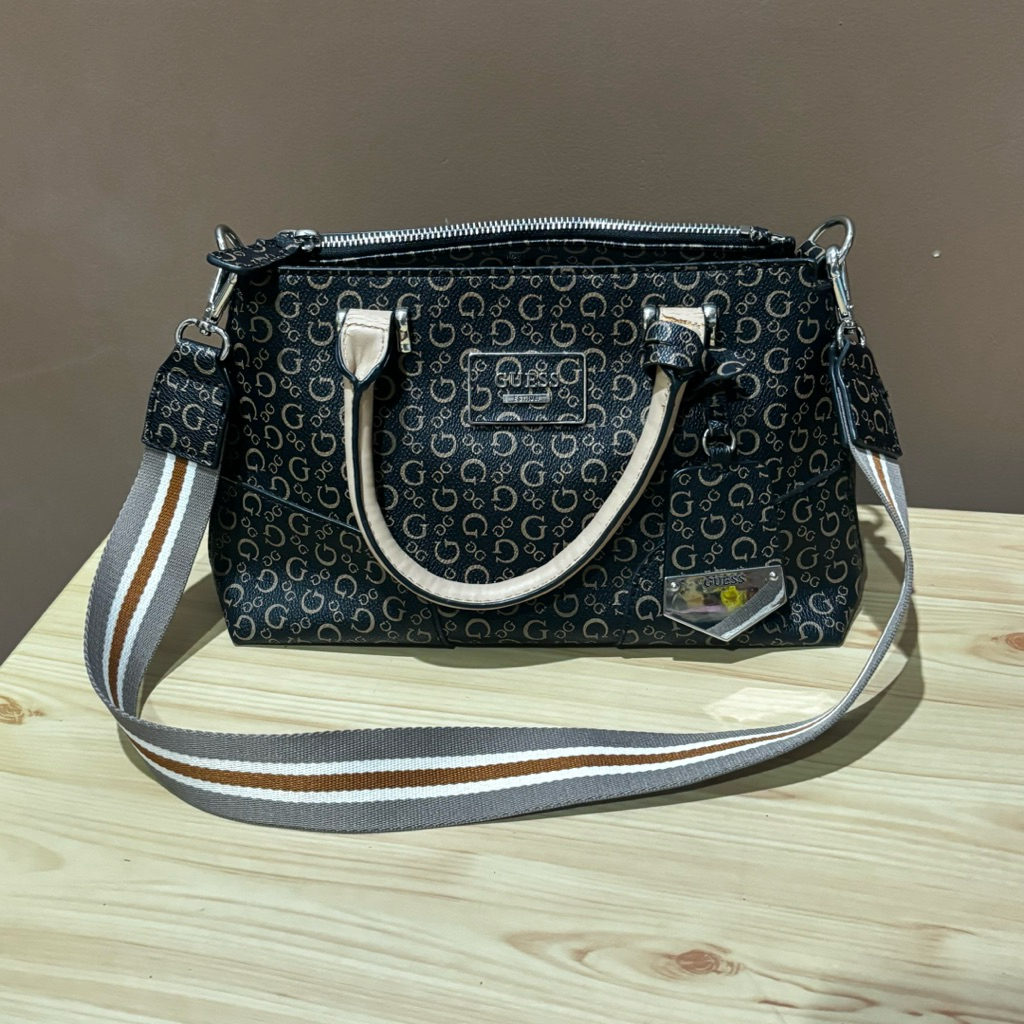 [PRELOVED] TAS GUESS 100% AUTHENTIC MINI SHOULDER
