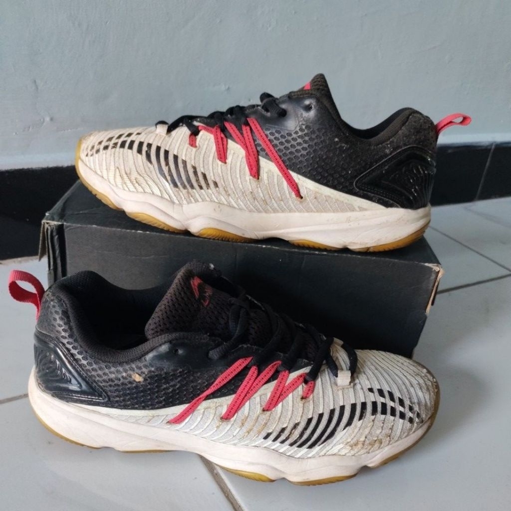 Sepatu badminton Lining ranger sz 42(second)