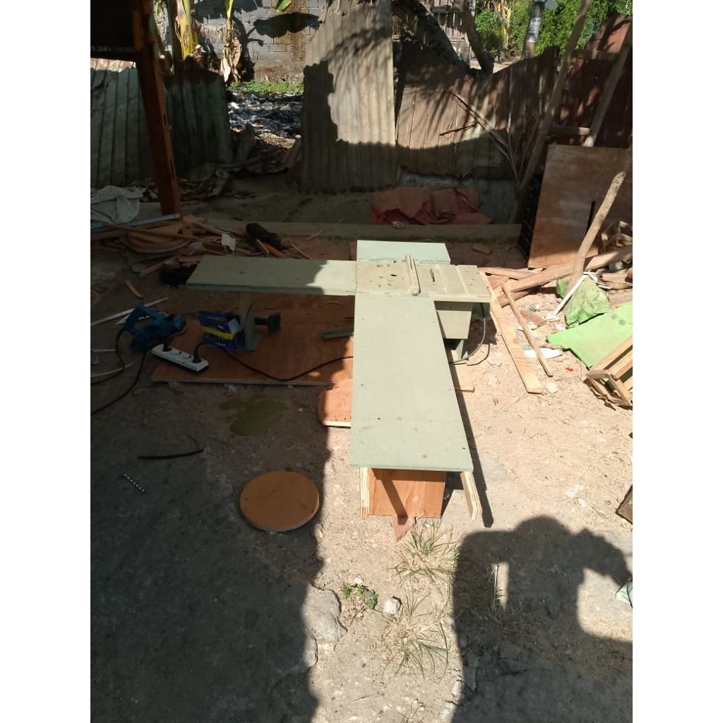 table saw rakitan ukuran sedang miring 45°