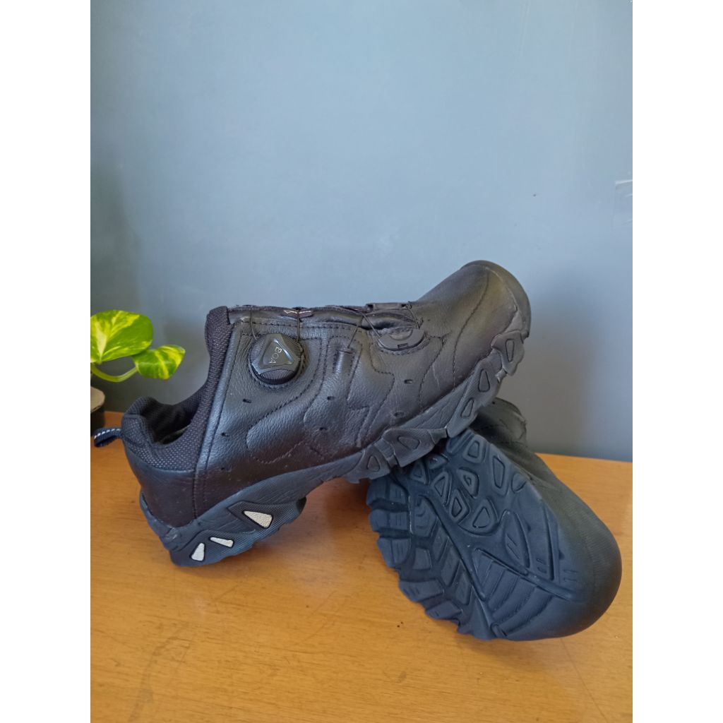 Sepatu gunung second TREKSTA boa system sz 40 25,5cm