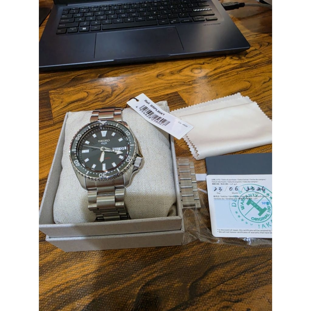 2 Jam Tangan SECOND Seiko SRPL85K1, Seiko 5 Sports SSK035K1 GMT Green Dial Sprite