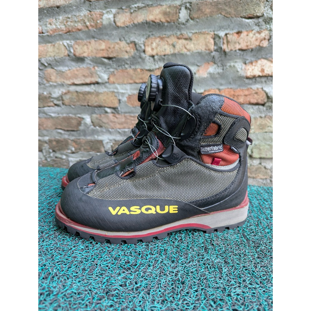 VASQUE OUTDOOR SIZE 37 ( BEKAS SESUAI FOTO )