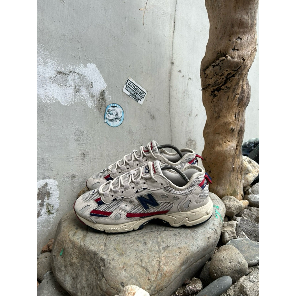 New Balance 827