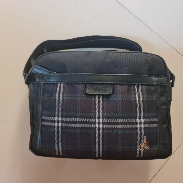 288. Bean Pole Sling Bag Unisex
Preloved
Nylon Polyster

Size : 24cm x 6.5cm × 18cm