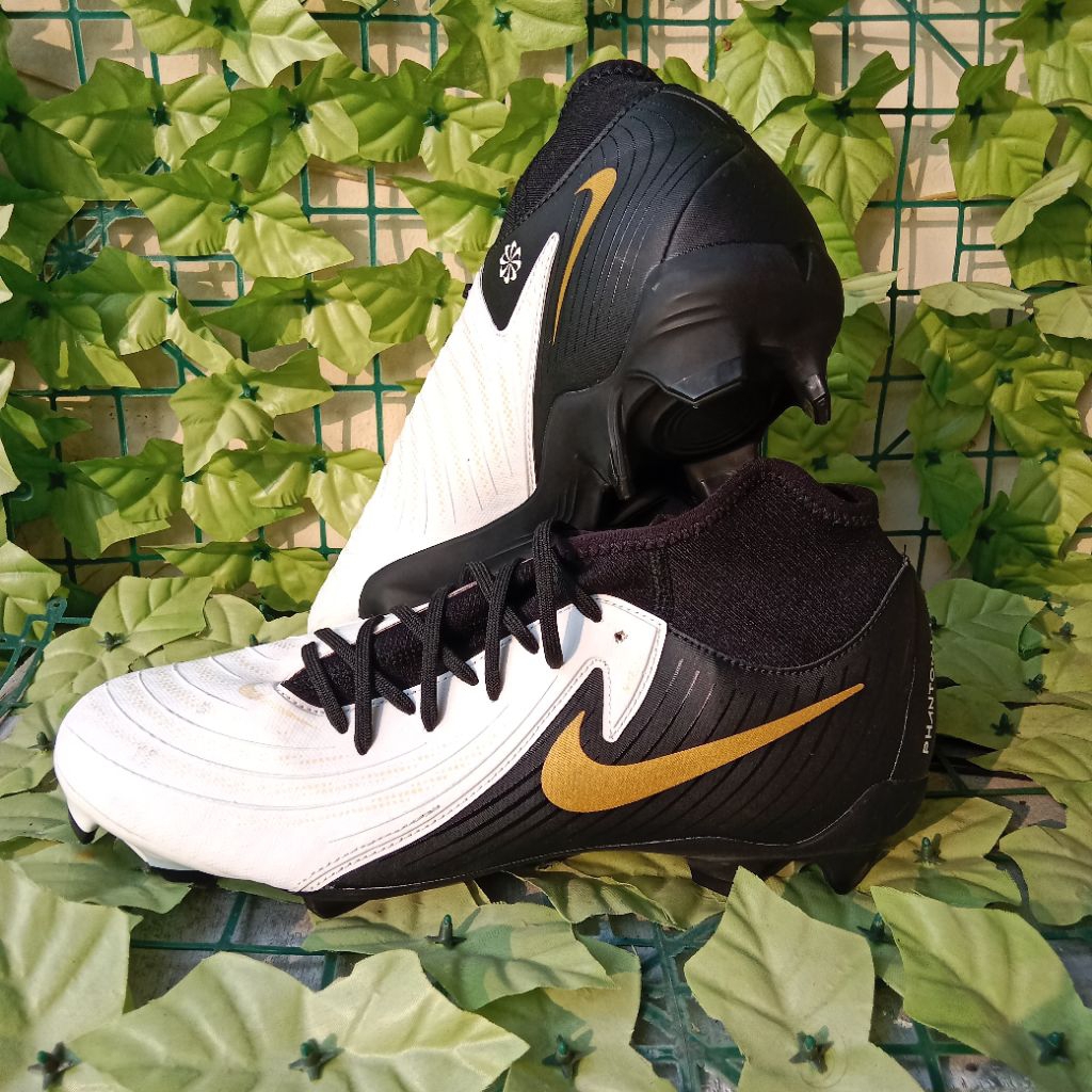 Sepatu bola Nike PhantomLuna