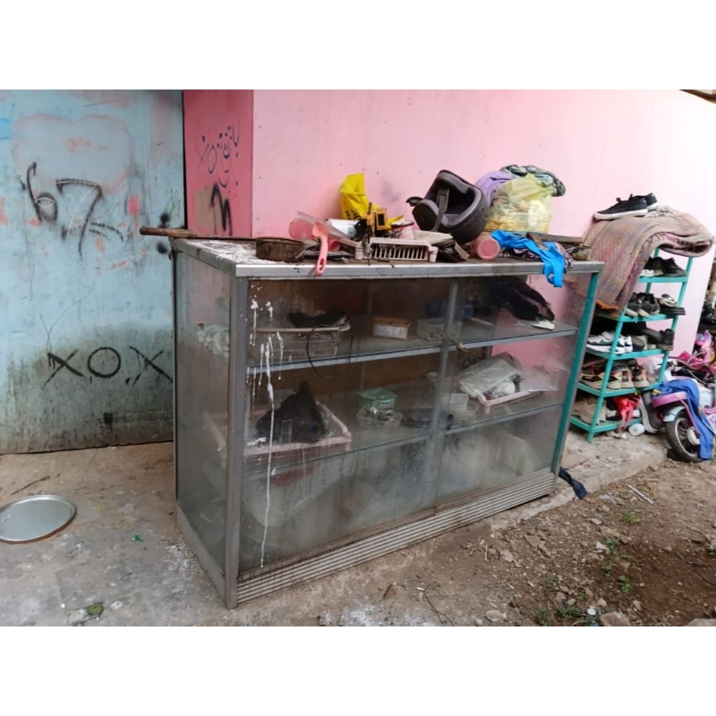 ETALASE KACA PREVELOVED BEKAS PAKAI