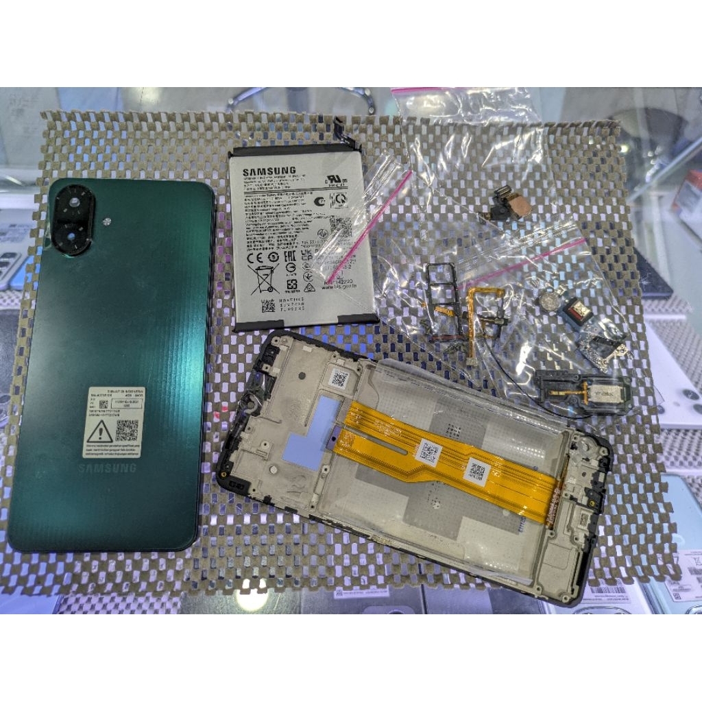 LCD Samsung A07Backdoor Samsung A07
Papan Charger Samsung A07
Baterai Samsung A07
Sim Tray Samsung A