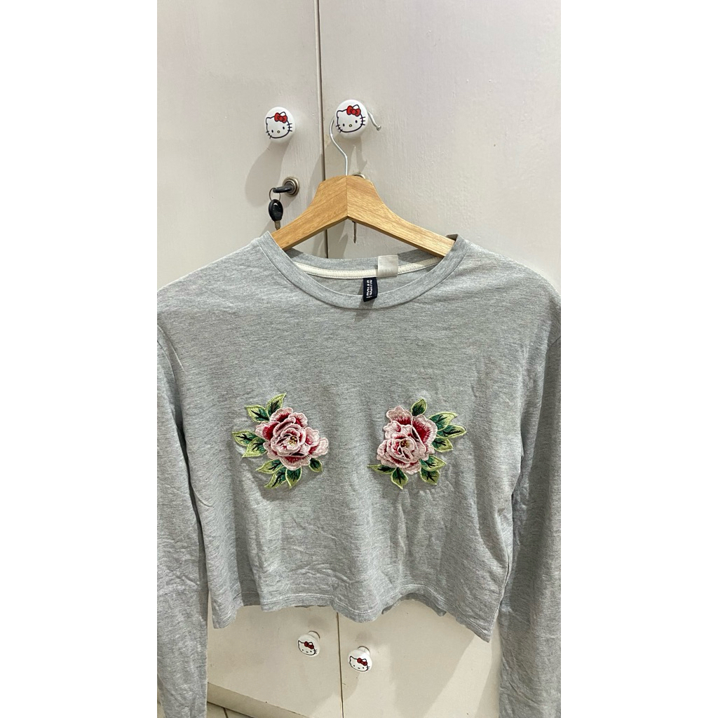 Sweater H&M Embroidery Floral Crop Top Abu-abu (preloved)