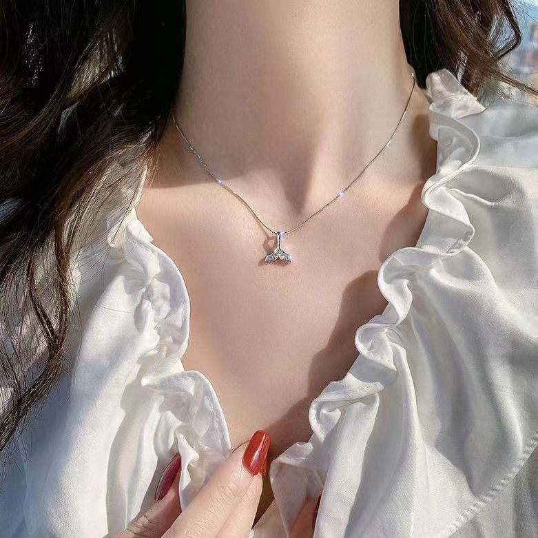 Kalung Rantai Perak Halus Liontin Ekor Ikan Paus Berhias Kristal Berkilau Desain Lembut Elegan