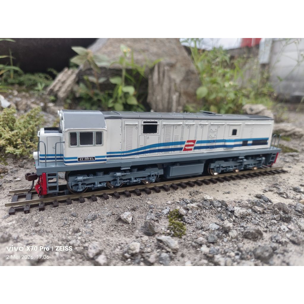 Lokomotif CC 201 Super Detail DC Analog Skala HO Livery Perumka Warna Putih Biru