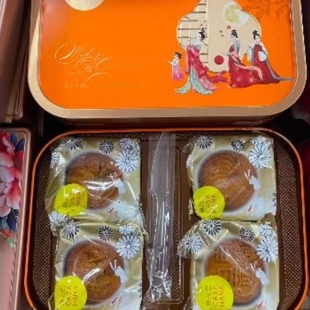 Kue Bulan Casa Hana Isi 4s (With Lotus) (Red Ben) (Panda Lotus With Yolk) (Black Sesame With Yolk) C