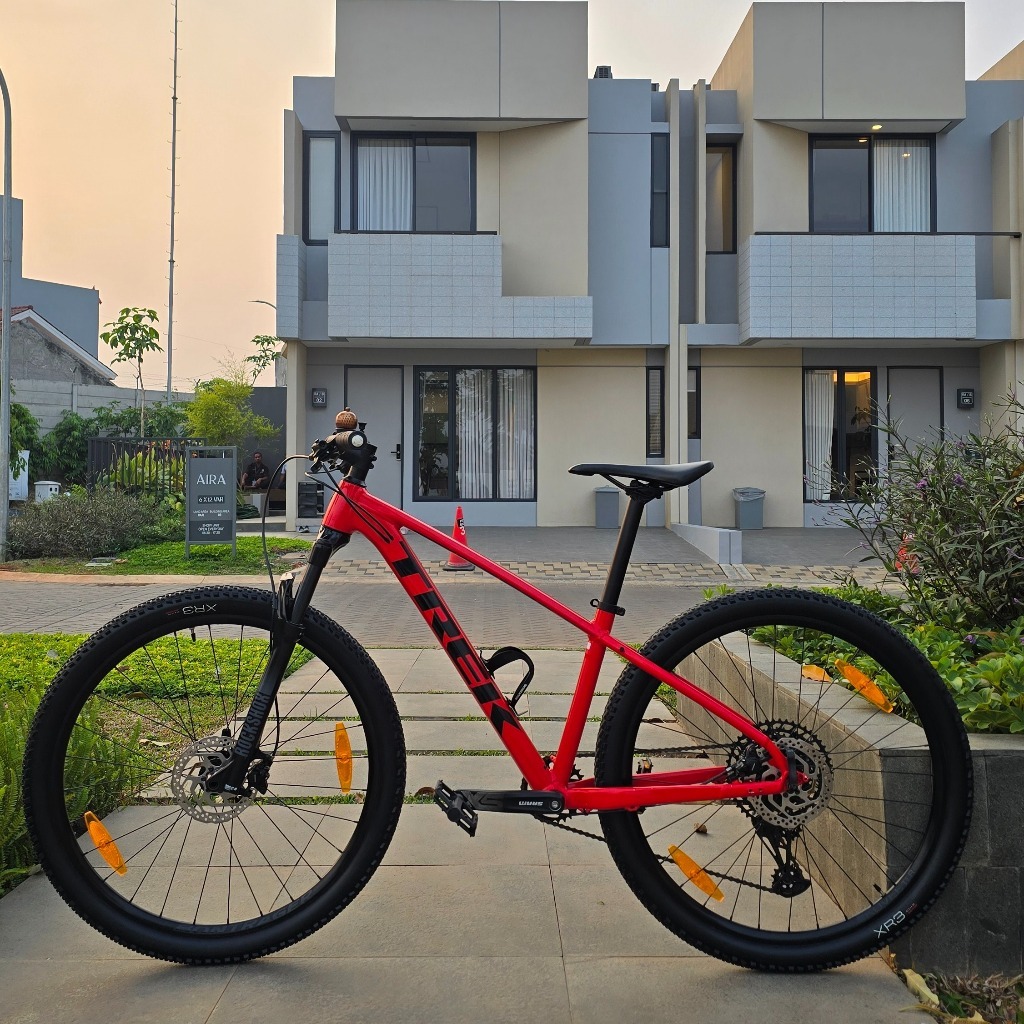 Sepeda Gunung Trek X-Caliber 8 Bike 12 Speed 27,5er Size S / MTB TREK X Caliber 8 Radioactive Red