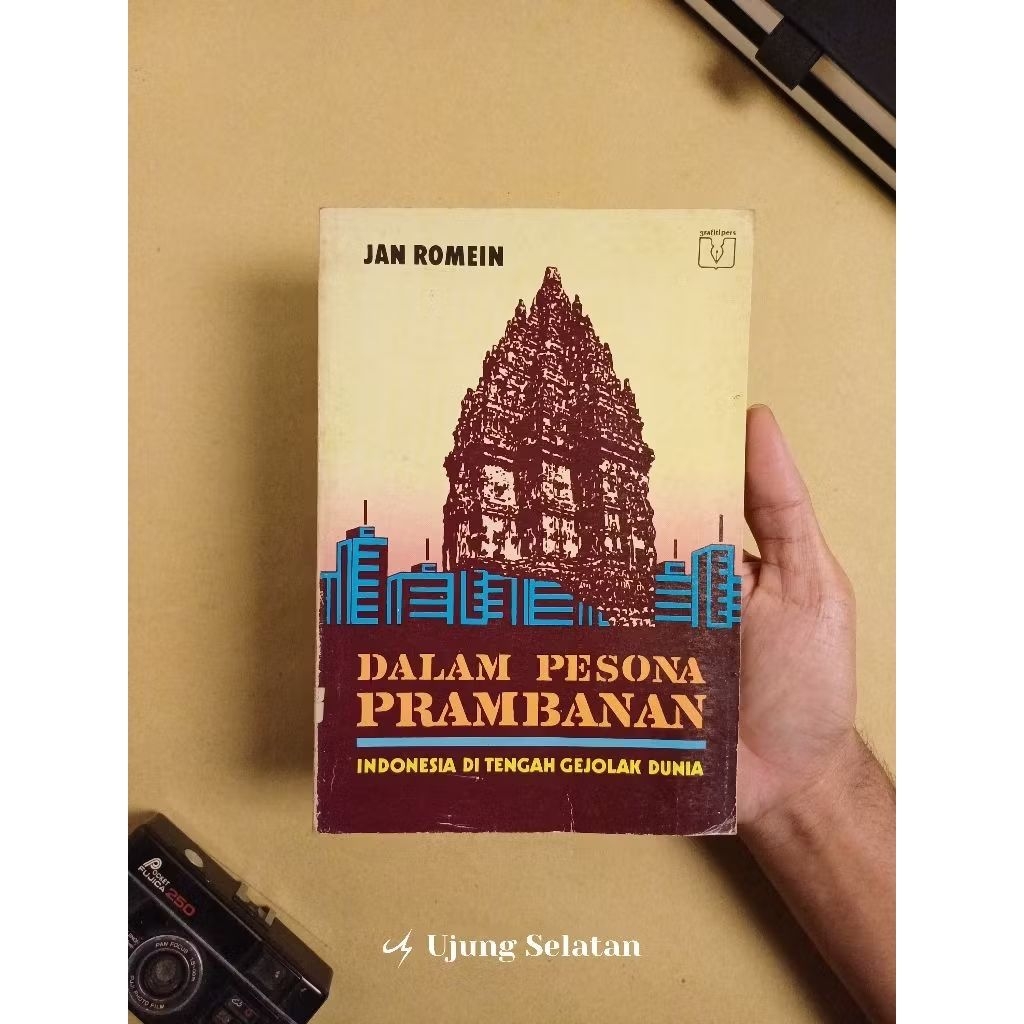 Dalam Pesona Prambanan - Indonesia Di Tengah Gejolak Dunia
(Jan Romein)

