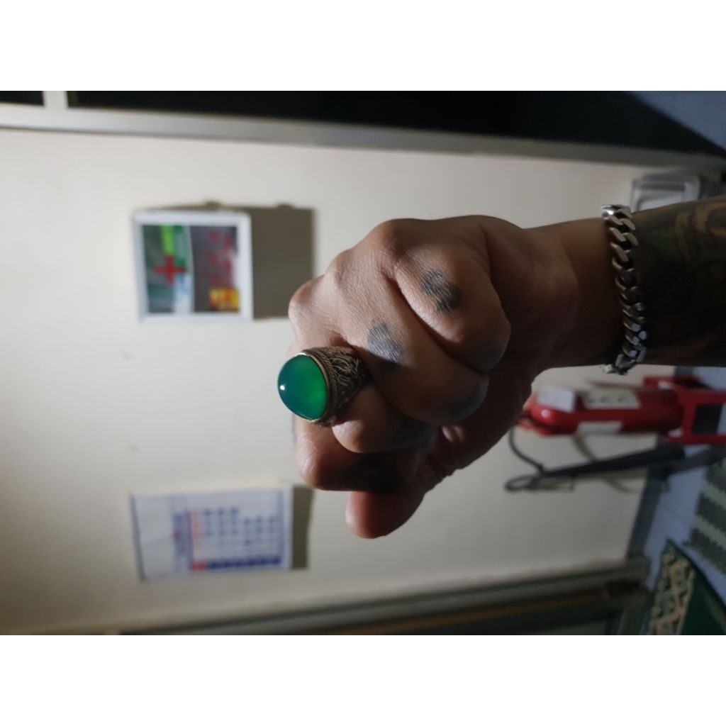 Batu bacan doko real warna hijau kental abadi no biru, material cokelat merah tanah hitam berkualita