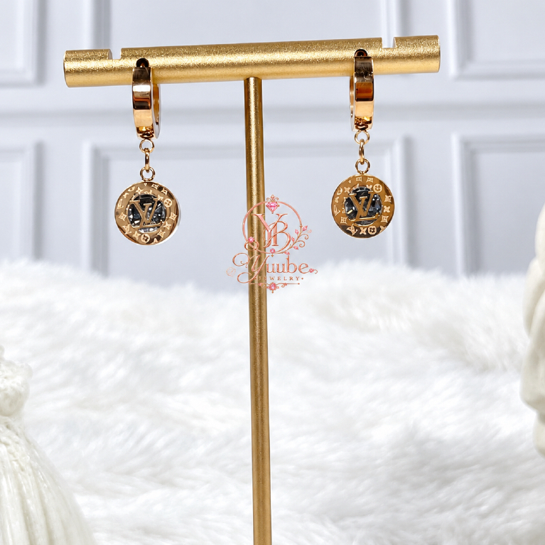 YUUBE - Anting Gantung Motif LV Diamond Gold Titanium/Stainless Steel Perhiasan Solitaire Lapis Emas
