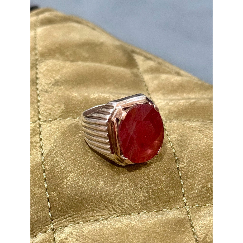 Cincin pria batu merah model klasik dengan aksen garis ribet warna perak