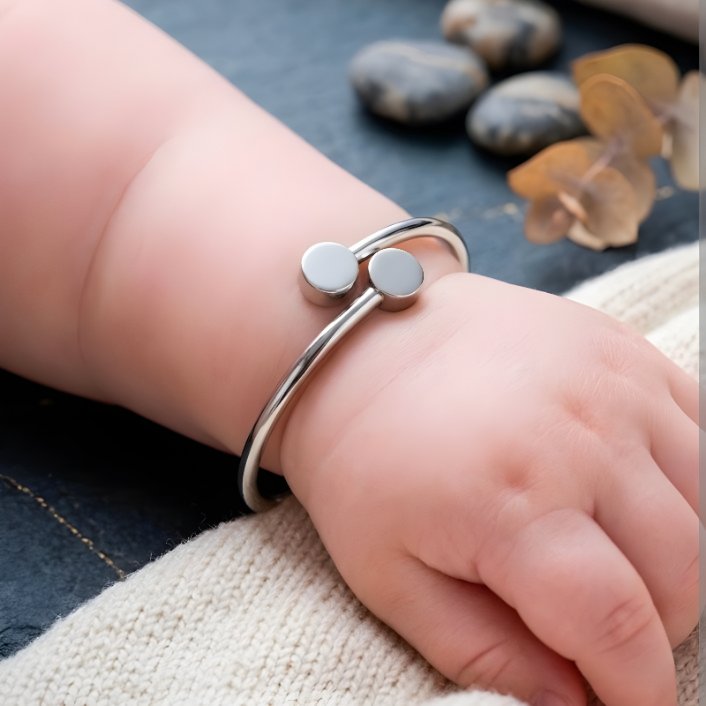Gelang Tangan Anak Silver Minimalis Model Bangle MCI Bulat dengan Hiasan Dua Keping Bulat Elegan, Ak