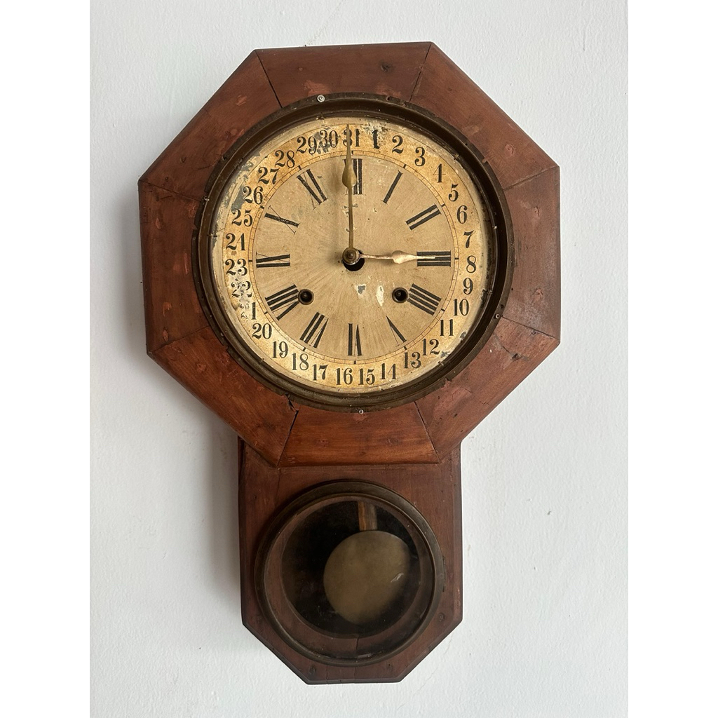 Jam dinding romawi antik