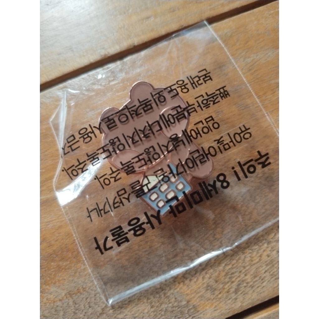 

BT21 OFFICIAL (SHOOKY) enamel pin