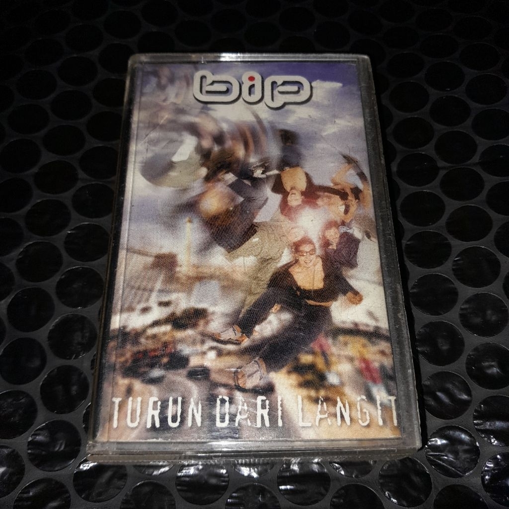 kaset pita BIP turun dari langit