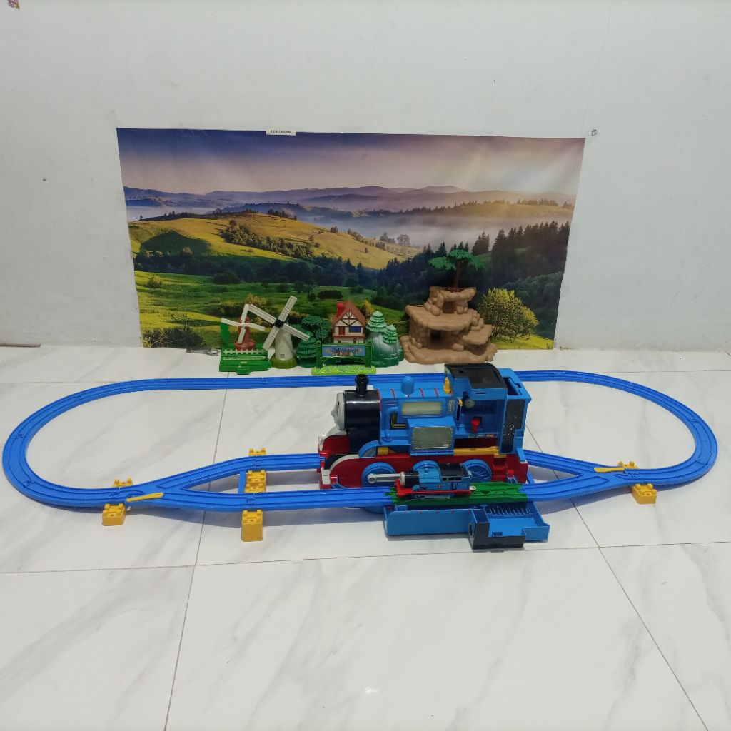 Takara Tomy - Plarail Thomas & Friends Engine to Play  Big Thomas