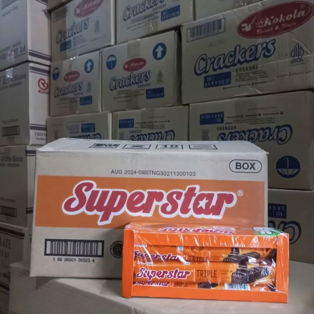 Wafer Superstar Triple Chocolate isi 8 Kotak Per Dus