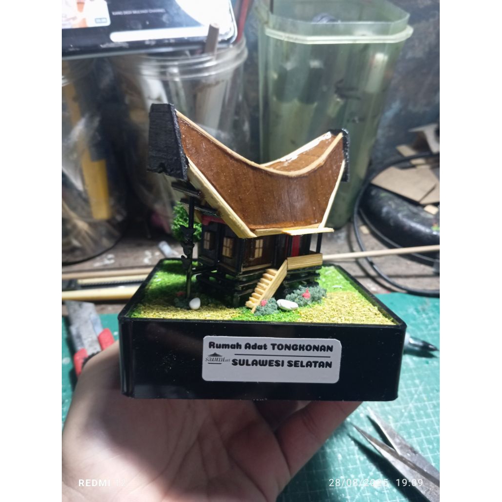 Miniatur Rumah adat Tongkonan Prov.Sulawasi Selatan.