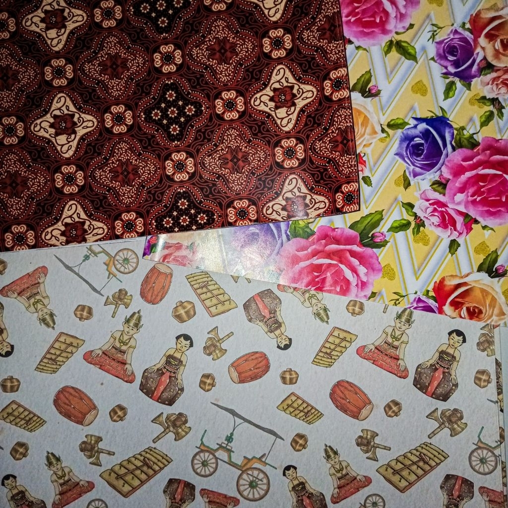 

Tambahan Kertas Kado Motif Random Bungkus Kado Tidak Bisa Pilih Motif