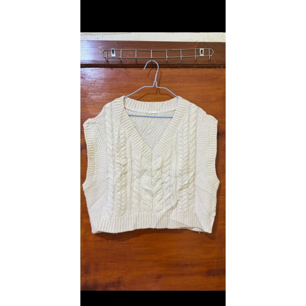Vest rompi knit kepang depan GU global uniqlo krem