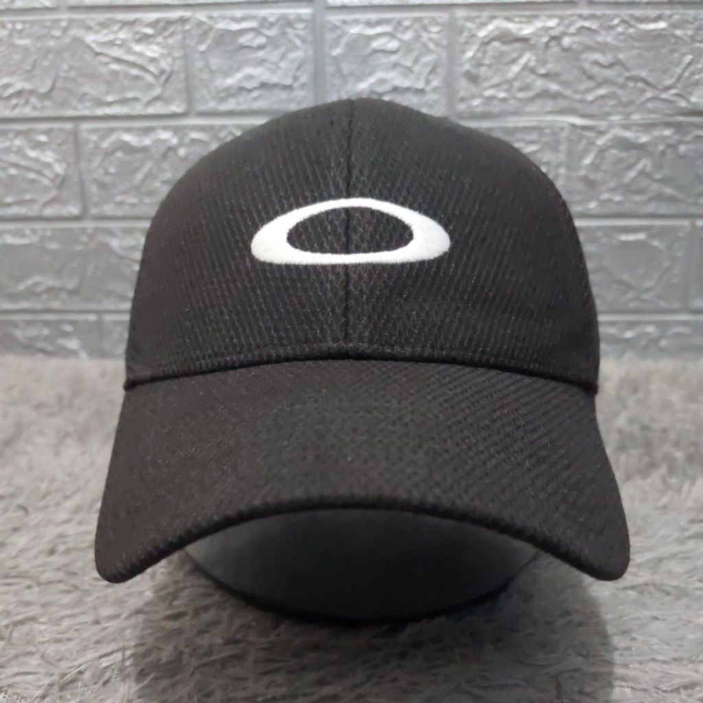caps hat Oakley center logo