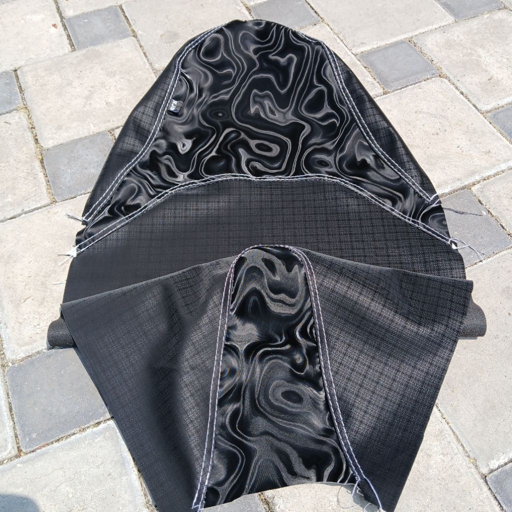 kulit jok motor universal motif arvi v2 kombinasi carbon wave abstrak 3D - sarung jok motor arvi v2 