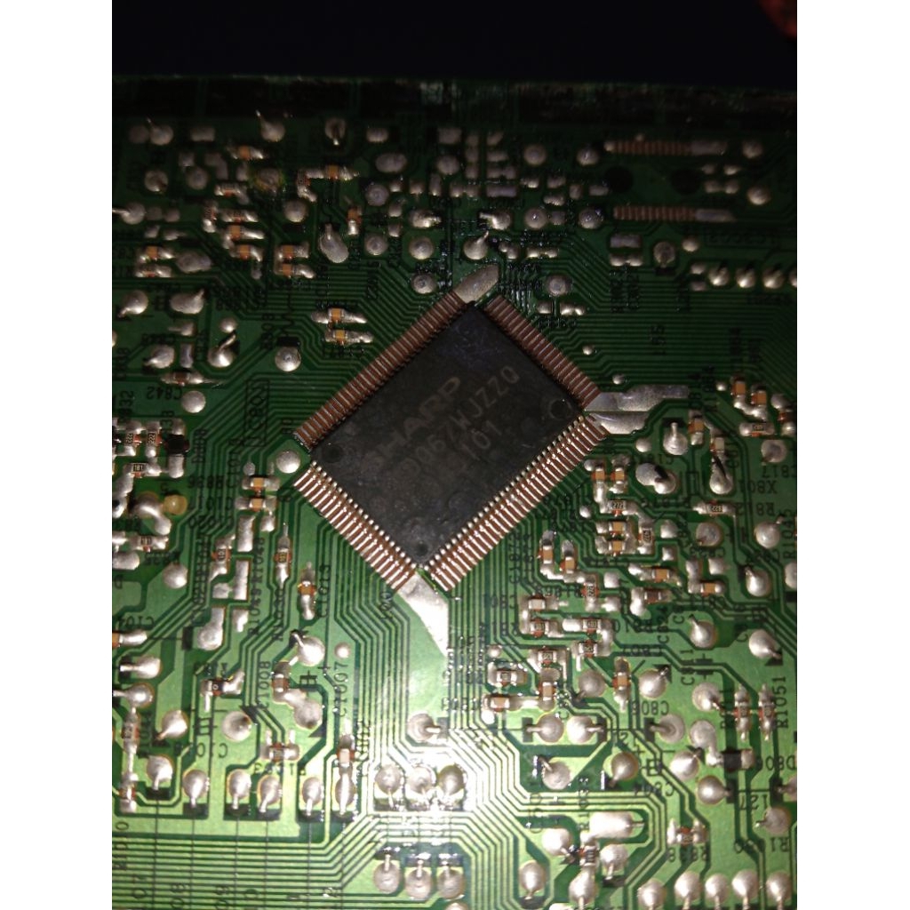IC cabutan Sharp IXD 067 WJZZQ masih nempel dengan PCB