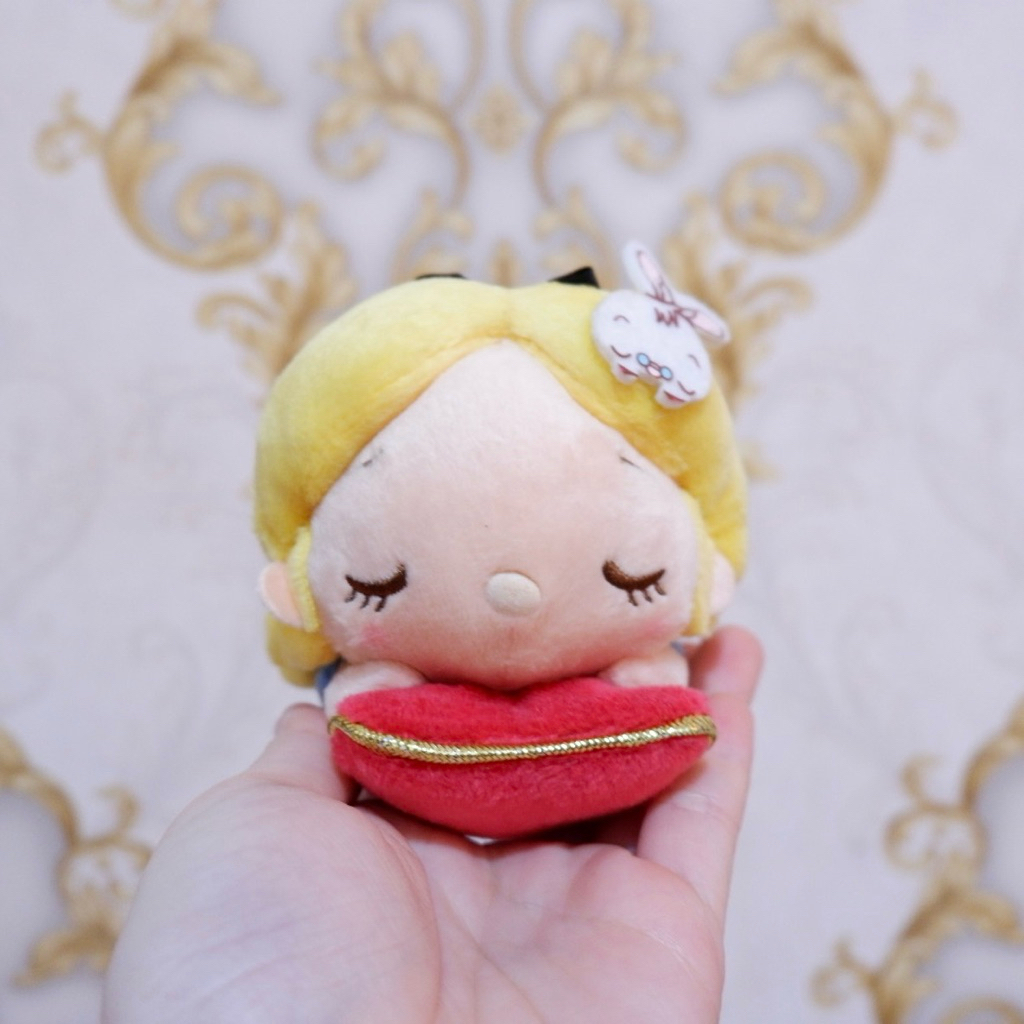 Keychain alice in wonderland disney store