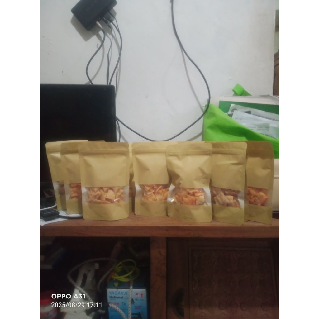 

Snack Kripik Pangsit Nona Izzah
