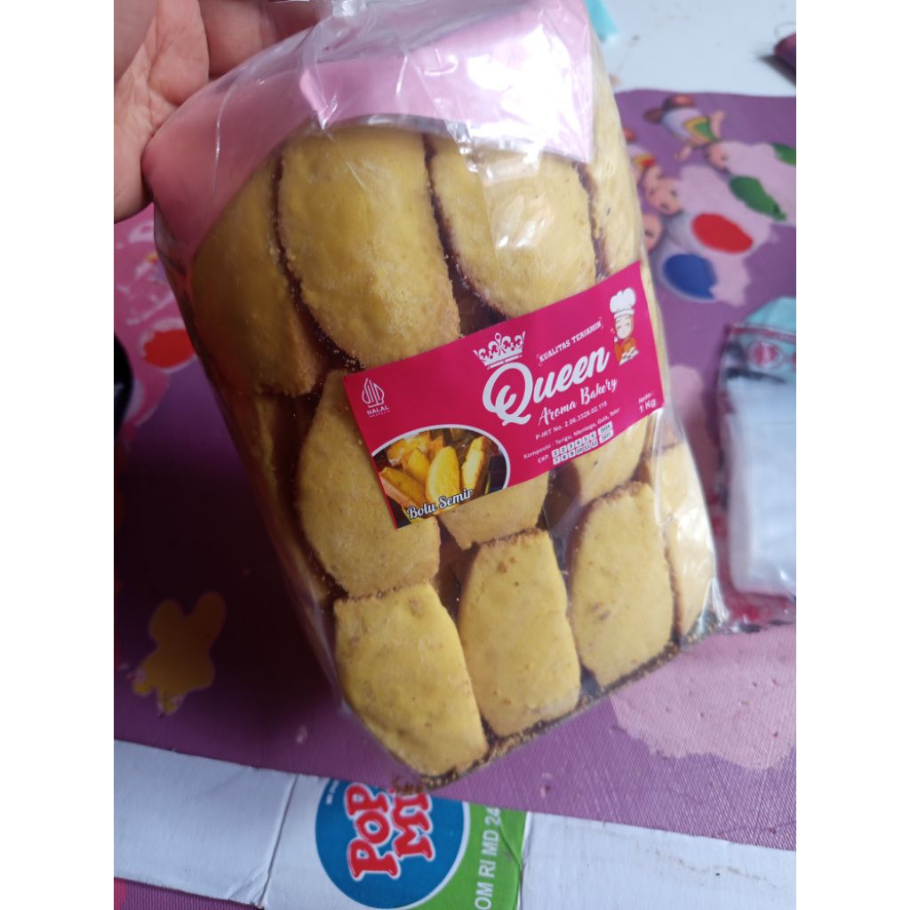 

bolu kering semir Queen 1kg/bolu mentega free pakcing aman bablewrab+kardus